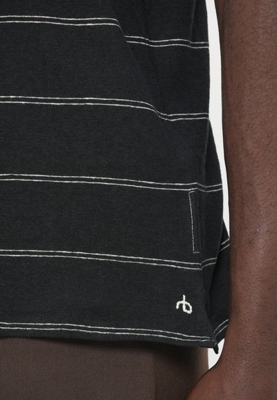 Schwarz gestreiftes T-Shirt mit weißen horizontalen Linien, Baumwollmaterial, entspannter Passform und einem kleinen Logodetail am Saum.