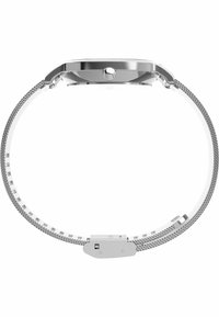 Montre avec un bracelet en maille argentée, boîtier rectangulaire minimaliste, verre face et fermeture lisse. Présente un bracelet texturé et des lignes épurées.