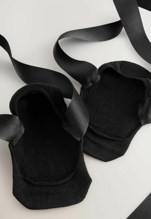 Schwarze Stoff-Booties mit glatten Satinriemen, ausgestattet mit einem weichen Innenfutter und abgerundetem Zehendesign. Das Material ist durchgehend einheitlich.