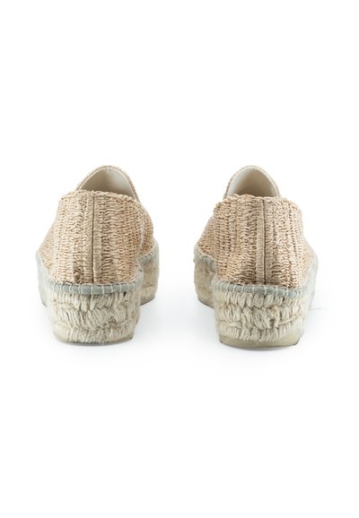Scarpe espadrillas intrecciate in beige chiaro con tomaia testurizzata, suola platform di colore chiaro a contrasto e dettagli di cuciture visibili ai bordi.