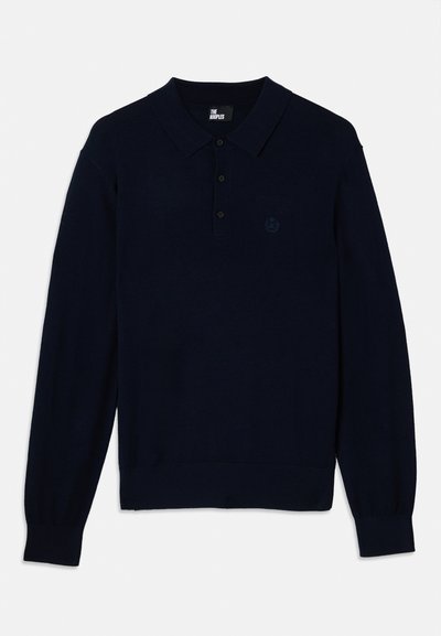 Polo shirt lung cu mâneci lungi, de culoare bleumarin închis, realizat dintr-un material moale, având un guler clasic, placket cu trei butoane și un logo subtil pe piept.