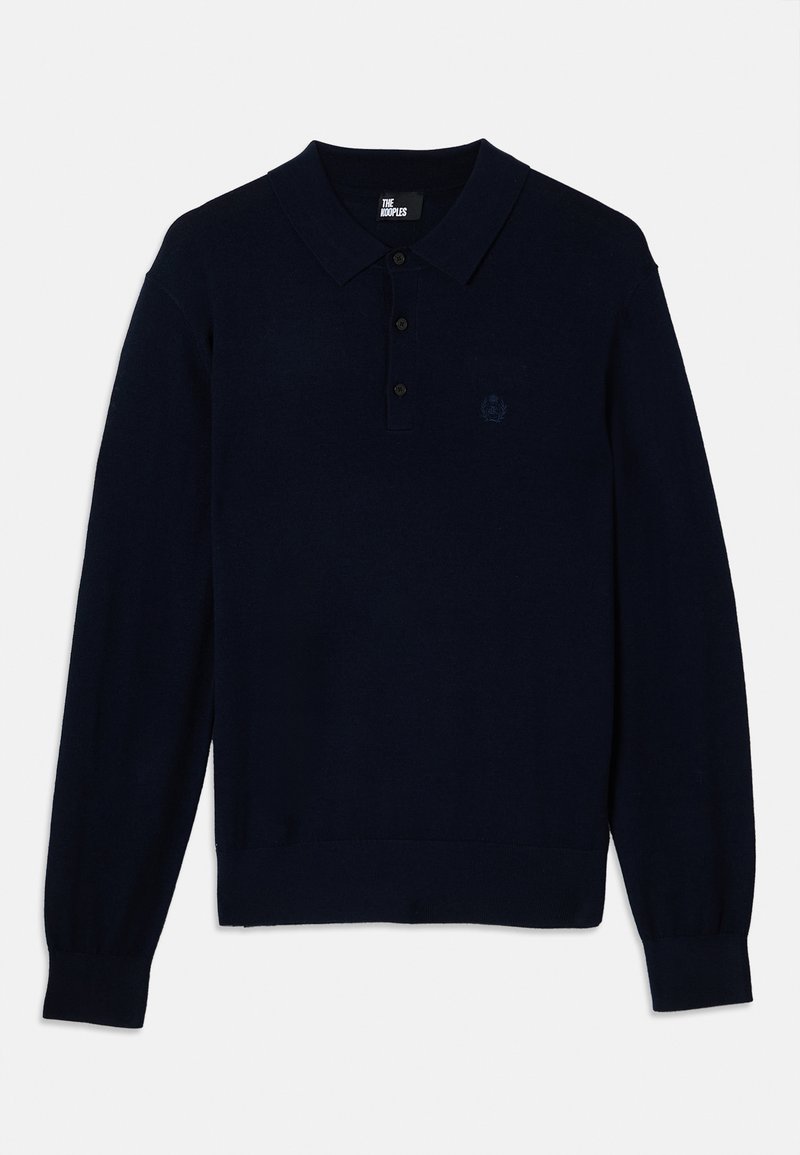 Polo a maniche lunghe di un blu navy scuro realizzato in tessuto morbido, con colletto classico, patta con tre bottoni e un logo discreto sul petto.