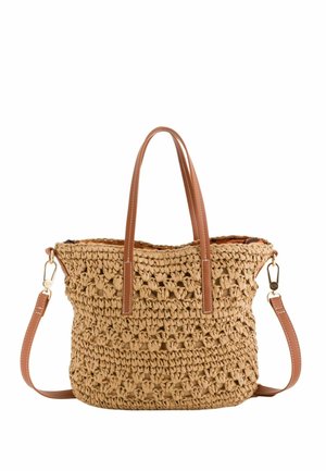 Bolso tote de paja tejida color canela con asas de cuero marrón y correa de hombro desmontable, con un patrón tejida abierta texturizado.