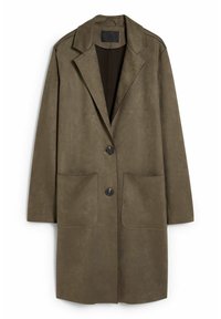 Abrigo de ante de color verde oliva, con solapa muestrada, cierre de un solo botón y dos bolsillos frontales. Diseño recto y relajado.