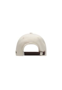 Beige baseball caps sett fra baksiden. Har en brun justerbar stropp og to ventilasjonsåpninger. Logopatch på venstre side.