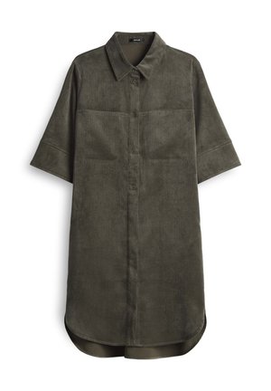 Robe chemise vert olive en matériau doux semblable à du daim, dotée d'une fermeture à boutons sur le devant, de manches courtes et de deux poches poitrine.