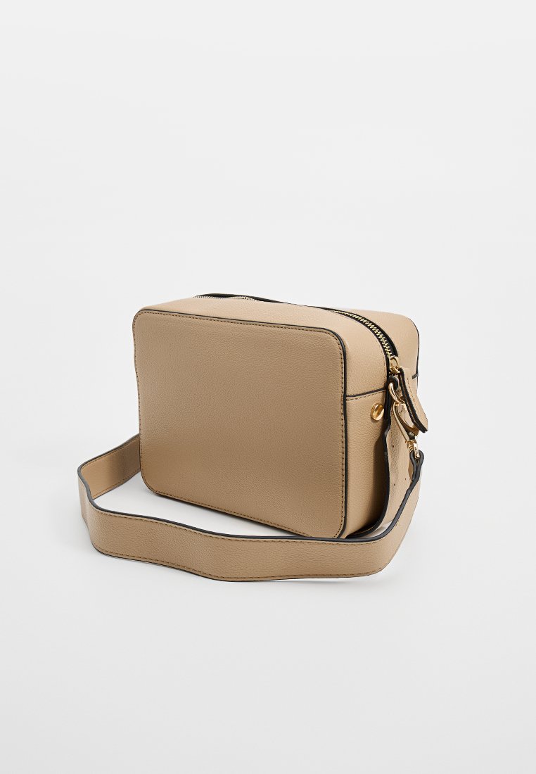 Beige Leder Umhängetasche mit rechteckiger Form, Reißverschluss, verstellbarem Tragegurt und goldfarbenen Hardware-Akzenten. Texturierte Oberfläche.