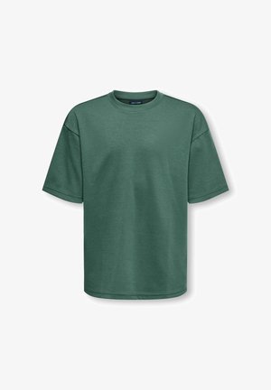 Camiseta verde de manga corta oversize con cuello redondo, mostrada sobre un fondo blanco.
