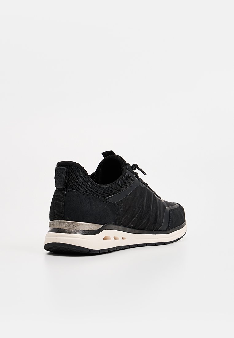 Des chaussures de sport noires avec un mélange de matériaux texturés, une semelle rembourrée et une semelle intermédiaire de couleur claire contrastante. Fermeture à lacets simple.