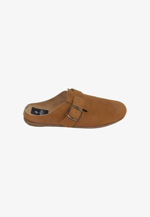 Zueco marrón de ante sin cordones con hebilla lateral ajustable y suela plana, diseñado para uso casual y para fácil uso en interiores o exteriores.