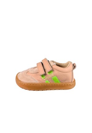 Zapatilla beige de tamaño para niño pequeño con dos correas de velcro, detalles laterales verdes y suela de goma marrón, diseñada para facilitar su uso y brindar comodidad.