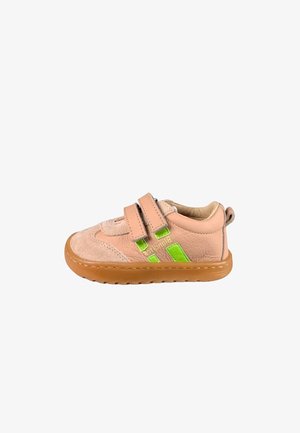 Zapatilla beige de tamaño para niño pequeño con dos correas de velcro, detalles laterales verdes y suela de goma marrón, diseñada para facilitar su uso y brindar comodidad.