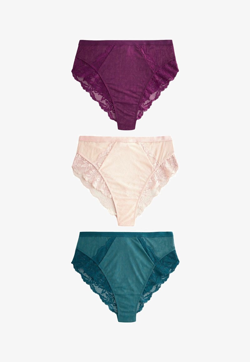 Drie paar damesslips: een paar in paars met kantafwerking, een roze paar met bloemenpatronen en een teal paar met textiel en kantaccenten.