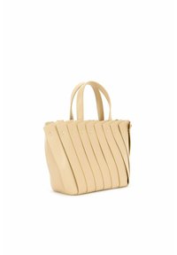 Borsa a spalla in pelle beige con pannelli verticali a coste multiple, doppi manici e forma strutturata. Texture liscia, dettagli hardware minimal.
