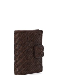 Portefeuille tressé marron avec un design texturé en tresse. Il comporte une fermeture à bouton et une forme rectangulaire, fabriqué en matériau durable.