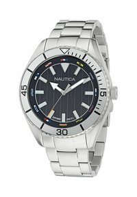 Reloj de acero inoxidable con un dial texturizado negro, marcadores luminosos y acentos de color. Presenta una pulsera plateada y un bisel giratorio.