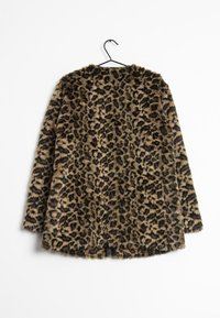 Cappotto in pelliccia sintetica con stampa leopardata, maniche lunghe, scollatura tonda e vestibilità morbida. Il tessuto ha una superficie morbida e testurizzata.