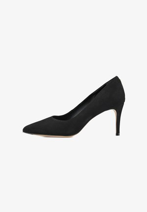 Escarpin pour femmes en suède noir à bout pointu avec un talon aiguille de hauteur moyenne et une semelle lisse, présenté en profil latéral sur fond blanc.