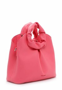 Borsa sintetica rosa con manico morbido e annodato, texture liscia e forma strutturata. Presenta dettagli in metallo argentato.