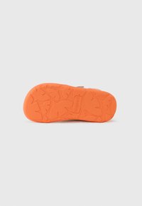 Πορτοκαλί λαστιχένια σόλα παπουτσιού με υφή φύλλων και λογότυπο; επίπεδο σχέδιο κατάλληλο για καθημερινή χρήση.