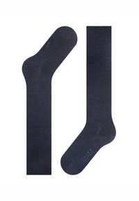 Sötét tengerészkék zokni puha anyagból, sima textúrával, megerősített sarokkal és alsó részén FALKE márkajelzéssel.