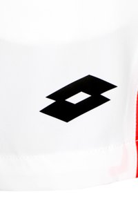 Maillot de sport blanc avec un grand logo noir et des accents rouges sur les côtés, fabriqué en tissu léger et lisse.