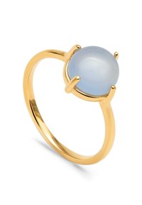 Goldring mit einem runden, hellblauen milchigen Edelstein, der in einem schlichten Band mit vier Krappen gehalten wird.