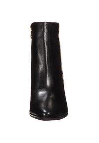Bottine en cuir noir à finition lisse, avec un bout effilé et du quincaillerie dorée décorative sur le côté. Design classique et structuré.