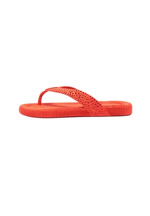 Sandalia tipo flip-flop de goma texturizada roja con tiras con estampado floral mostrada de perfil sobre fondo blanco.