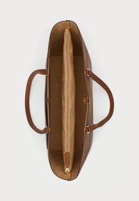 Bolsa tote de couro castanho com uma textura suave, apresentando um compartimento com fecho e duas alças. Interior forrado com um tecido bege.