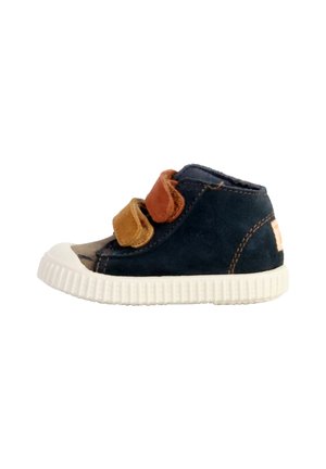 Basket en daim bleu pour tout-petits avec deux bandes Velcro marron, capuchon en caoutchouc blanc et semelle texturée blanche. Accents cousus sur les côtés.