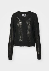 Černý pletený svetr s výstřihem do V a dlouhými rukávy, se otevřeným vzorem na přední straně a texturovanými žebrovanými manžetami a lemem.