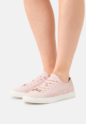 Baskets rose clair en matériau mesh avec une finition texturée. Dotées d'un système de laçage et d'une semelle en caoutchouc blanc. Pas de logos visibles.
