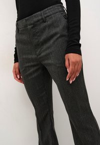 Zwarte pinstriped broek met een slim fit, voorzien van een zachte textuur en subtiele metallic draadaccenten langs de strepen.