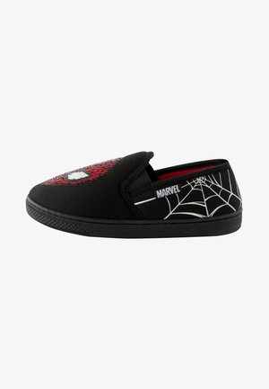 Zwarte instapschoenen met een Spider-Man gezicht ontwerp op de teen, rode en witte accenten, en een wit spinnenwebpatroon aan de zijkant.