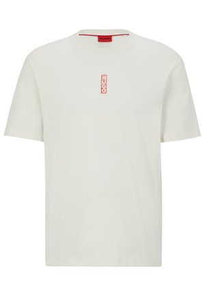 Weißes T-Shirt mit kurzen Ärmeln und Rundhalsausschnitt, mit einem kleinen roten vertikalen "HUGO"-Logo in der Mitte der Brust.