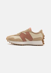 Beige sneakers i semsket og lærmaterialer. Har et rosa N-logo, teksturerte detaljer og en gummisåle med godt grep.