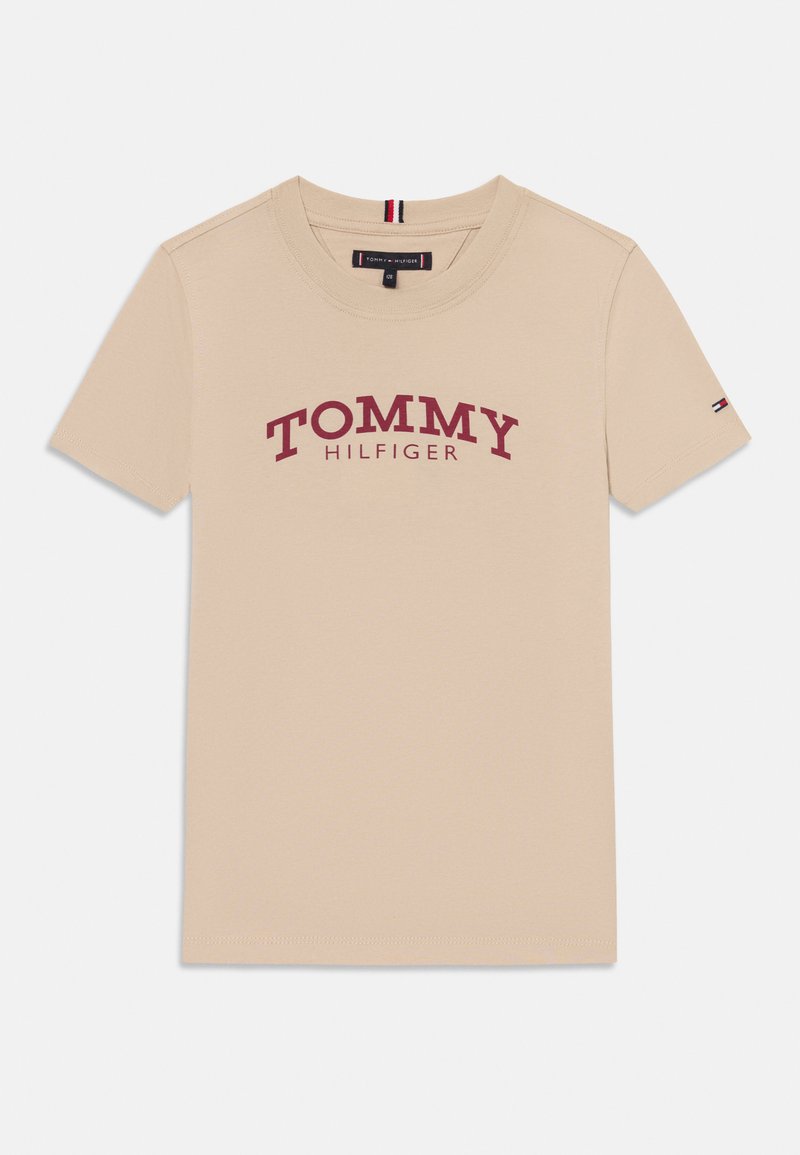 Bežinė medvilninė marškinė su raudonu "TOMMY HILFIGER" logotipu, apvaliu iškirpimu, trumpomis rankovėmis ir mažuoju logotipo akcentu ant rankovės.