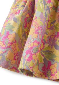 Tessuto floreale con sfondo giallo e fiori rosa e viola. Trama tessuta con leggera lucentezza, che mette in risalto un motivo vivace.