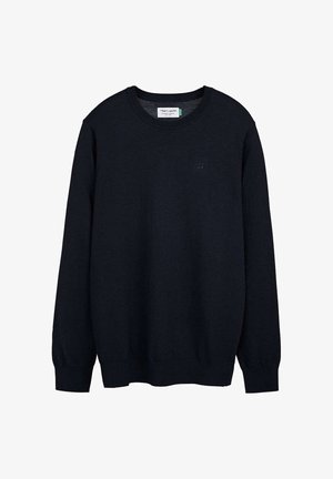 Pull noir à manches longues avec col rond, poignets et ourlet côtelés, arborant un petit logo brodé sur le côté gauche de la poitrine et une étiquette de marque au col.