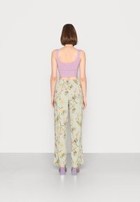 Vero Moda VMSIMPLY EASY WIDE PANT - Calças - desert sage