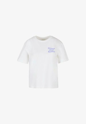 Fehér pamut póló, rövid ujjakkal, kerek nyakkivágással, a bal felső oldalon lila felirattal: "Álmok a valóság felett".