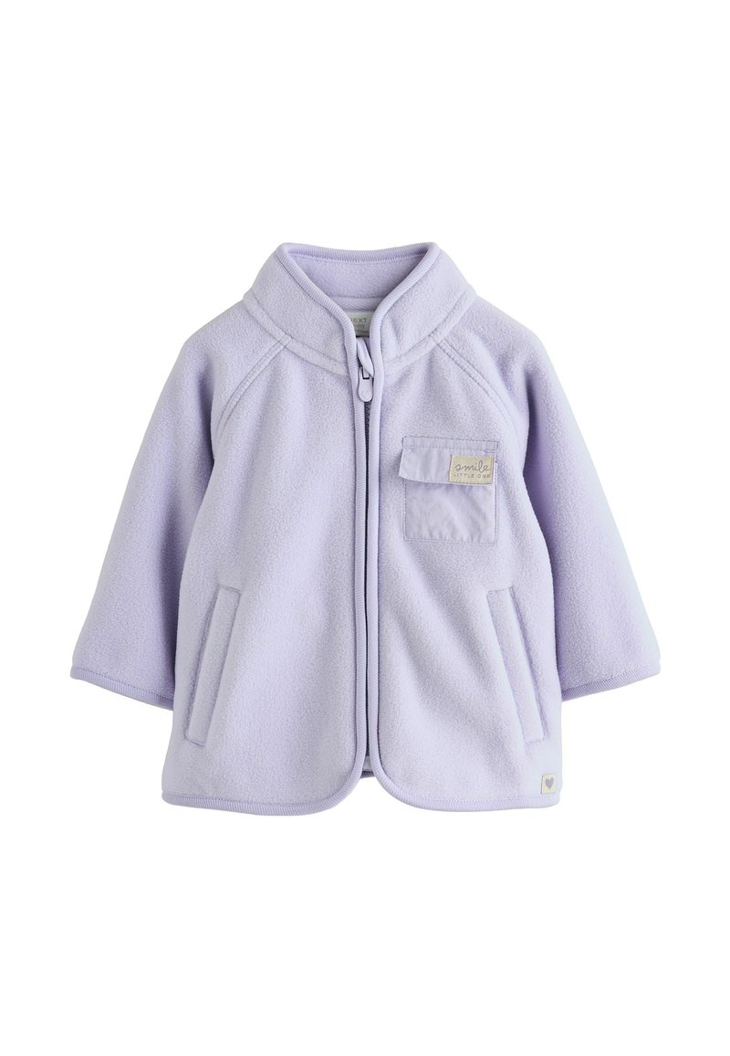 Svijetloplava flis jakna sa zatvaračem, zaobljenim ovratnikom, dva bočna džepa i mali džep na prsima. Mekana tekstura i opušteni kroj.