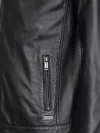 Svart läderjacka med en elegant design, dragkedjeficka och märke. Slät yta med detaljerad sömnad och en figurnära passform.