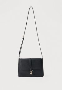 Μαύρο ορθογώνιο δερμάτινο τσάντα ώμου με ρυθμιζόμενο ιμάντα και χρυσό διακοσμητικό στη μπροστινή πτυσσόμενη κλειδαριά, απεικονίζεται σε λευκό φόντο.