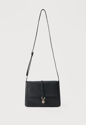 Zwart rechthoekig leren crossbodytas met verstelbare riem en goudkleurige hanger op de voorklep, weergegeven op een witte achtergrond.