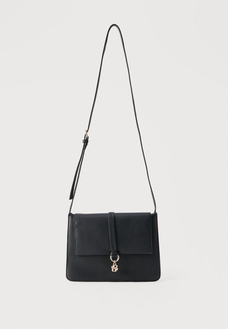 Μαύρο ορθογώνιο δερμάτινο τσάντα ώμου με ρυθμιζόμενο ιμάντα και χρυσό διακοσμητικό στη μπροστινή πτυσσόμενη κλειδαριά, απεικονίζεται σε λευκό φόντο.