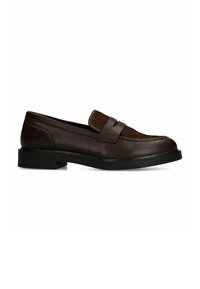 Bruine leren loafers met een textuuraccentband, rechthoekig detail op de band en een lage zwarte hak. Glad oppervlak en een ronde neus.