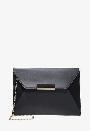 Czarna kopertówka łącząca fakturowaną skórę i gładki zamsz, z akcentem z metalowych elementów w odcieniu złota oraz łańcuszkowym paskiem.