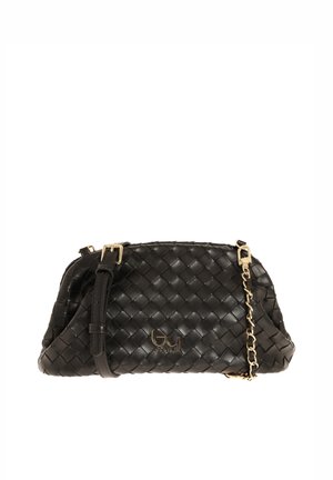 Pochette nera in pelle intrecciata con fibbia dorata e tracolla a catena, con un piccolo logo dorato al centro anteriore.